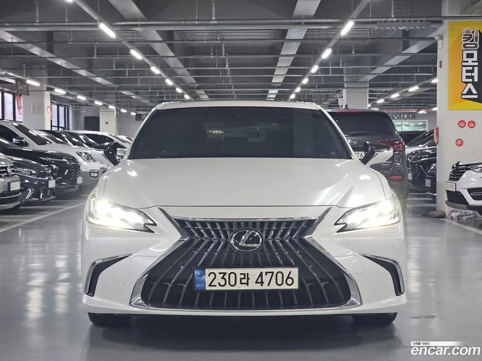 Lexus ES 300h 2023 — photo 1, buy with delivery to Moscow