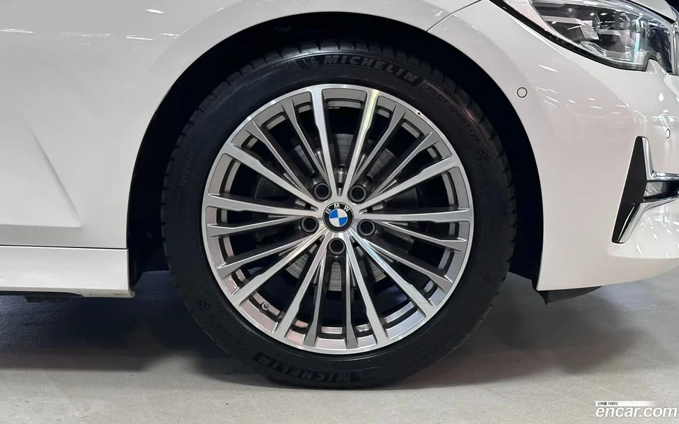 BMW 3 Series 320i 2022 — thumbnail 5
