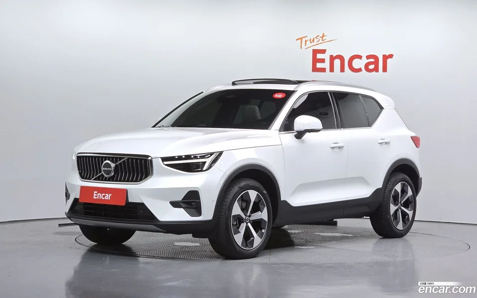 Volvo XC40 B4 2024 — фото 1, купить с доставкой в Москву