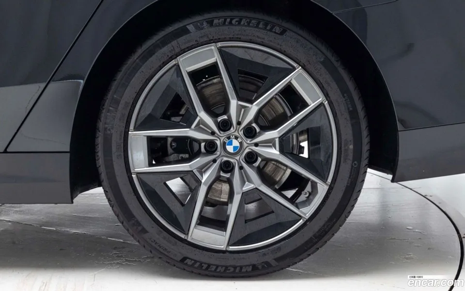 BMW 5 Series 530i xDrive 2025 — миниатюра 5