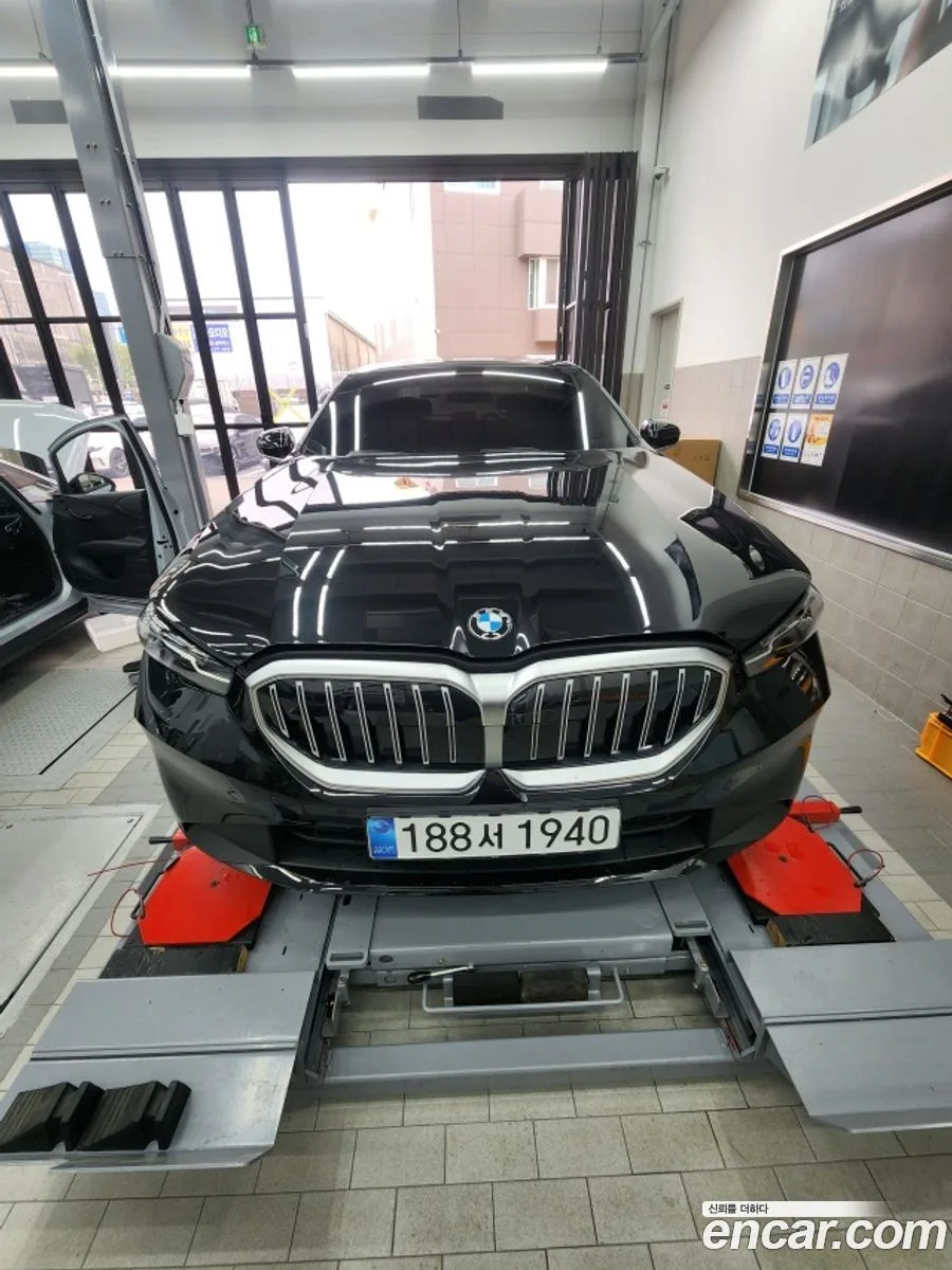 BMW 5 Series 530i xDrive 2025 — фото 1, купить с доставкой в Москву