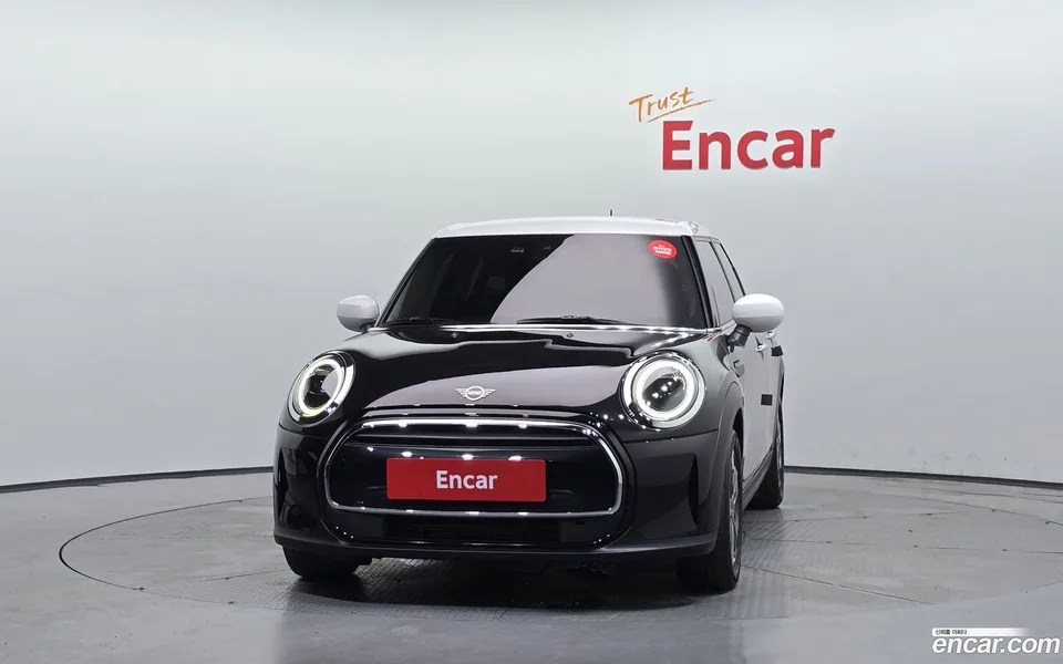 MINI Cooper 5 2023 — thumbnail 3
