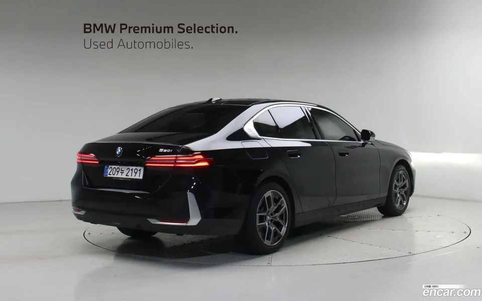 BMW 5 Series 520i 2025 — thumbnail 2