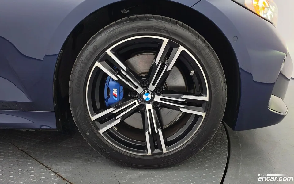 BMW 3 Series 320i M 2025 — thumbnail 2