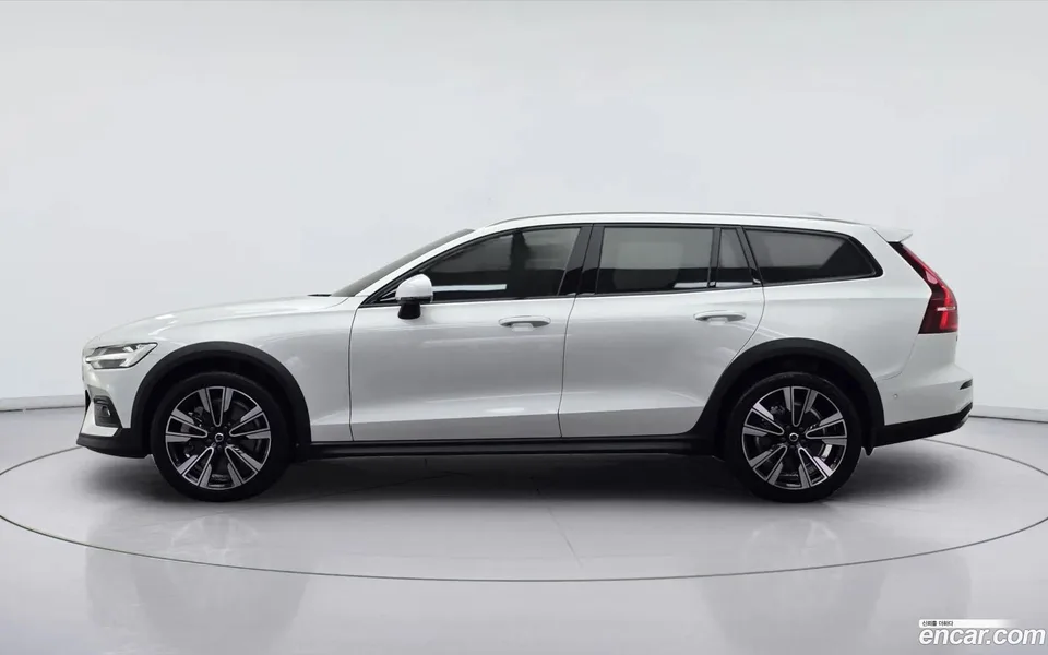 Volvo V60 Cross Country B5 AWD 2025 — thumbnail 3