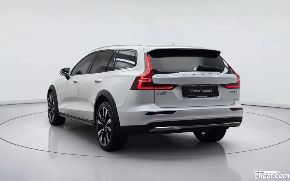 Volvo V60 Cross Country B5 AWD 2025 — thumbnail 4