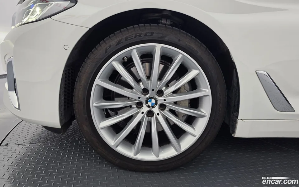 BMW 5 Series 530i 2023 — thumbnail 2