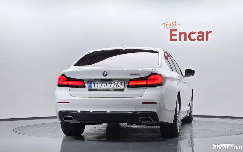 BMW 5 Series 530i 2023 — thumbnail 4