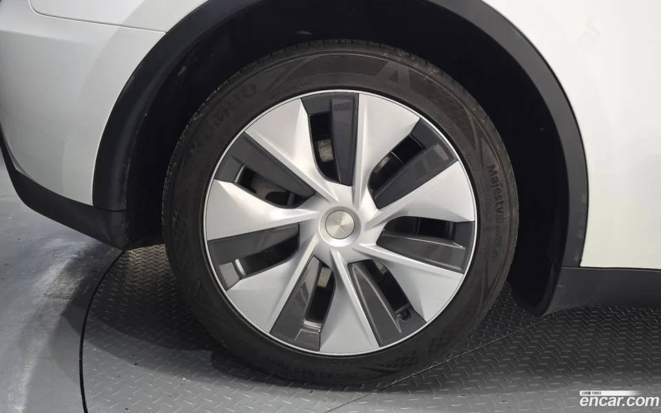 Tesla Model Y RWD 2024 — thumbnail 5
