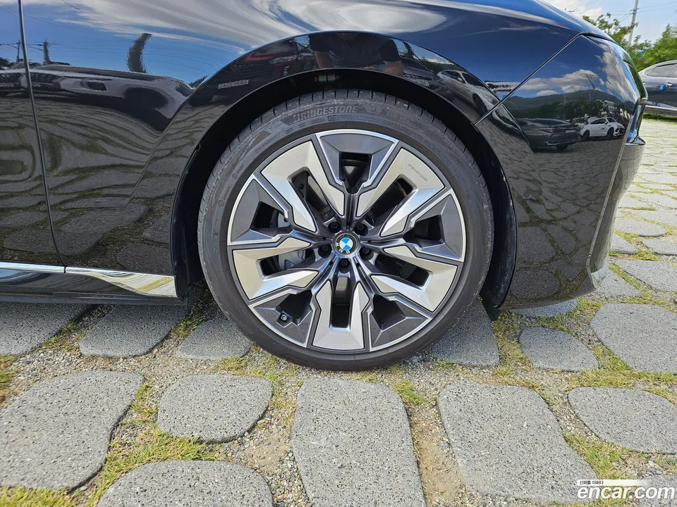 BMW i7 xDrive 60 2024 — thumbnail 2