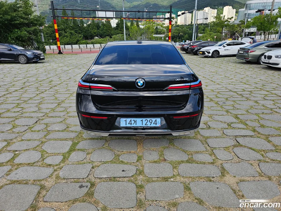 BMW i7 xDrive 60 2024 — thumbnail 3