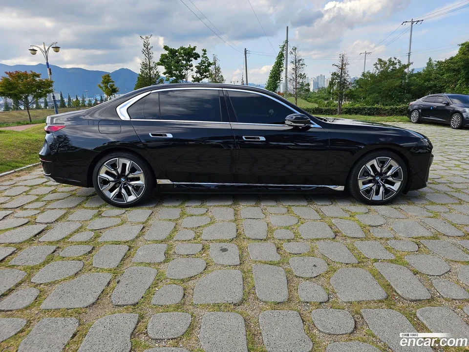 BMW i7 xDrive 60 2024 — thumbnail 4