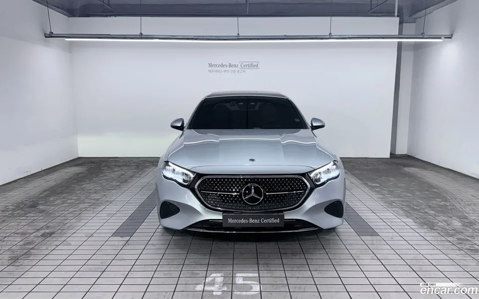 Mercedes-Benz E-Class E200 2024 — thumbnail 3