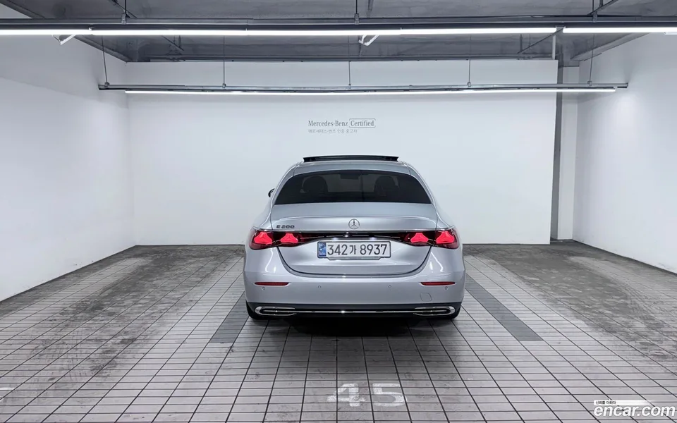 Mercedes-Benz E-Class E200 2024 — thumbnail 4