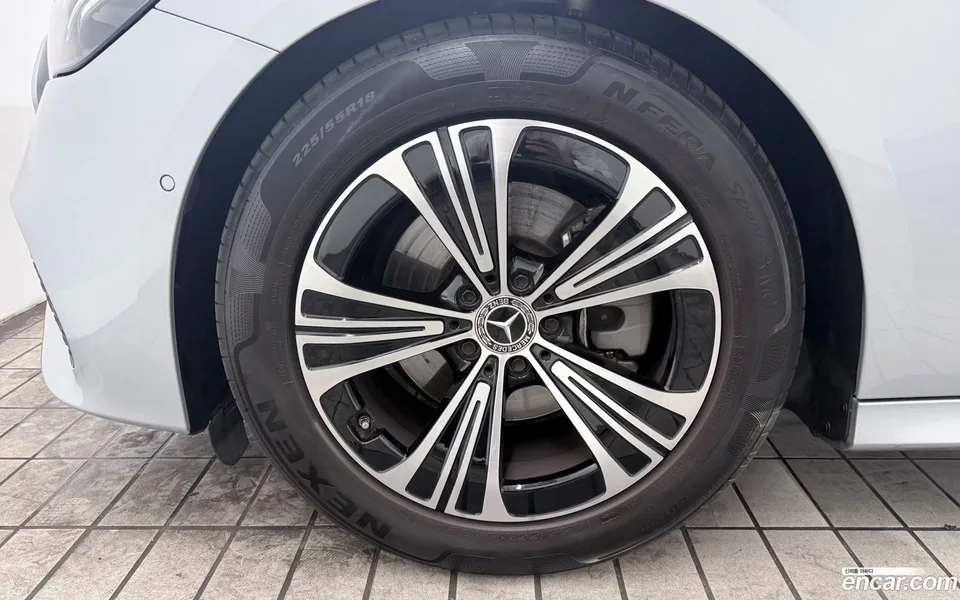 Mercedes-Benz E-Class E200 2024 — thumbnail 5