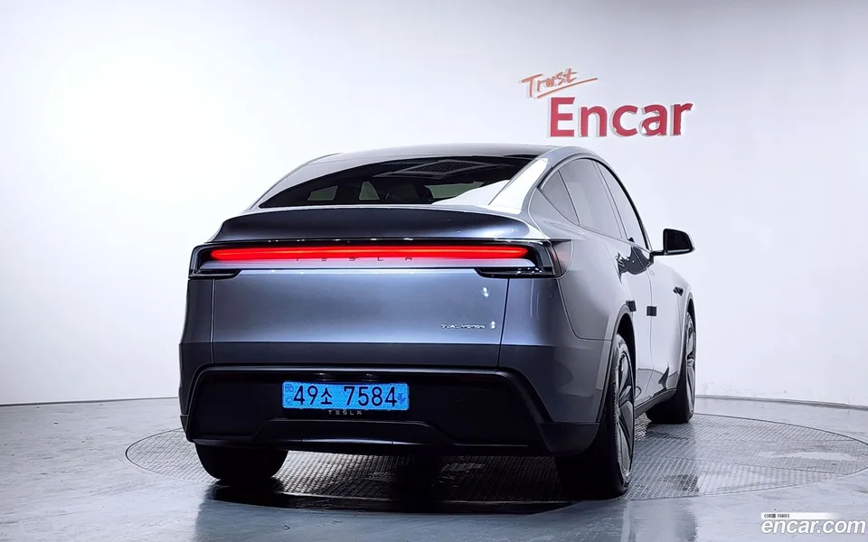 Tesla Model Y AWD 2025 — thumbnail 4