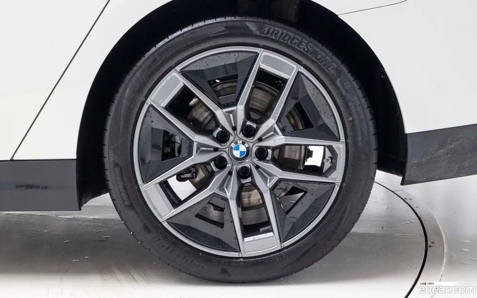 BMW 5 Series 520i 2025 — thumbnail 2