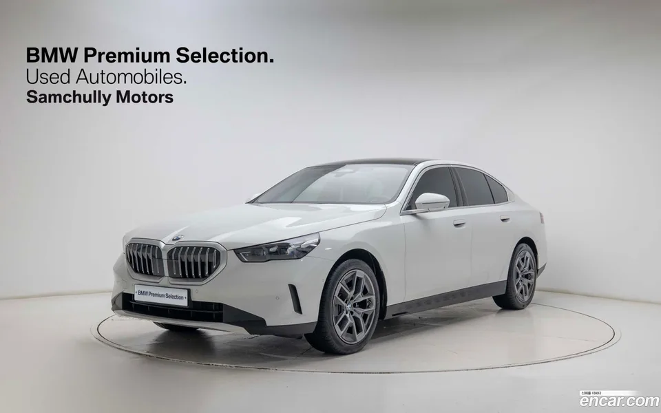 BMW 5 Series 520i 2025 — photo 1, buy with delivery to Moscow