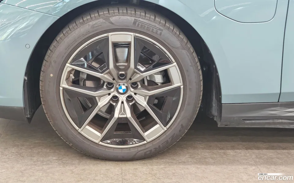 BMW 5 Series 530e 2025 — thumbnail 2