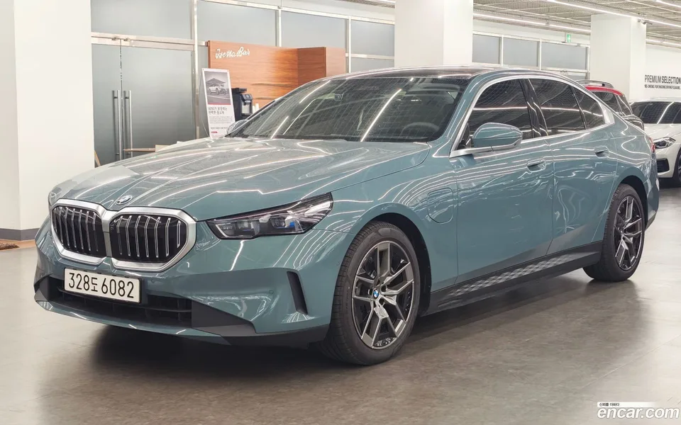BMW 5 Series 530e 2025 — photo 1, buy with delivery to Moscow