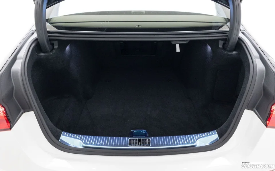 Mercedes-Benz S-Class S580 4MATIC 2025 — thumbnail 2