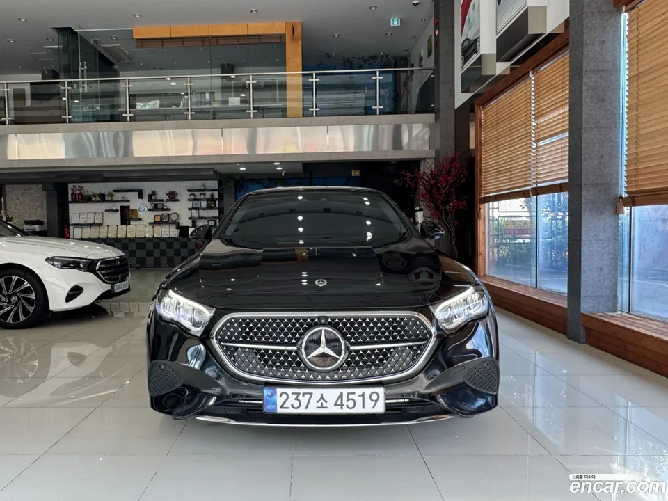 Mercedes-Benz E-Class E200 2024 — thumbnail 3