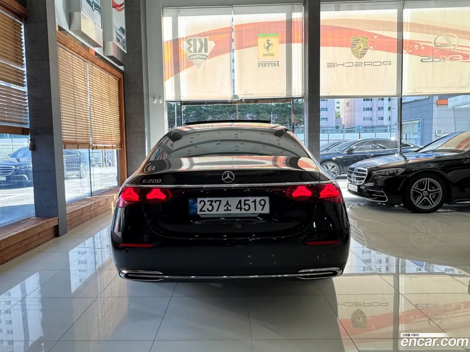 Mercedes-Benz E-Class E200 2024 — thumbnail 4
