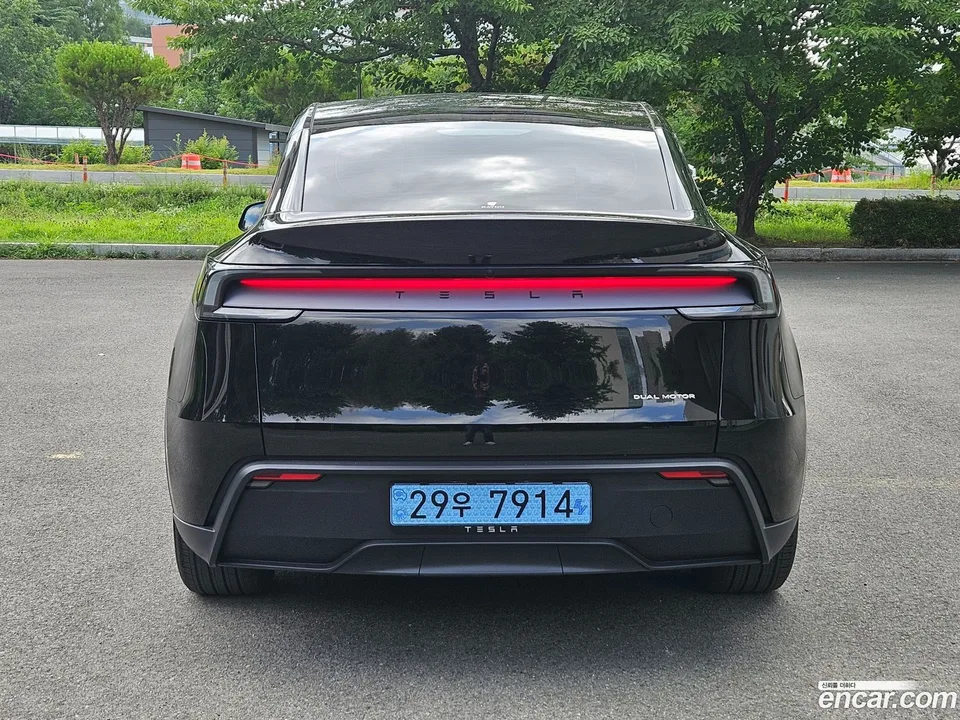 Tesla Model Y AWD 2025 — thumbnail 4