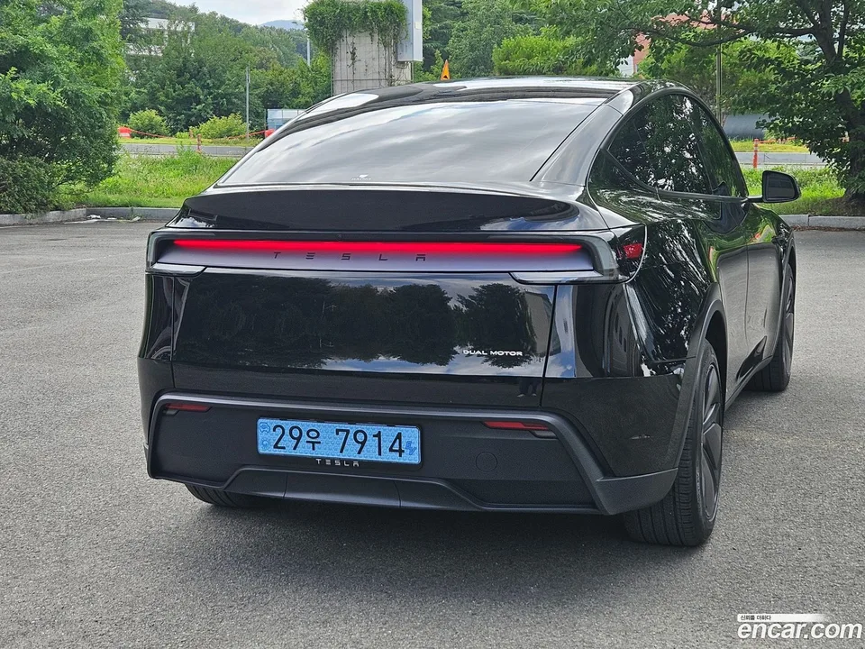 Tesla Model Y AWD 2025 — thumbnail 5