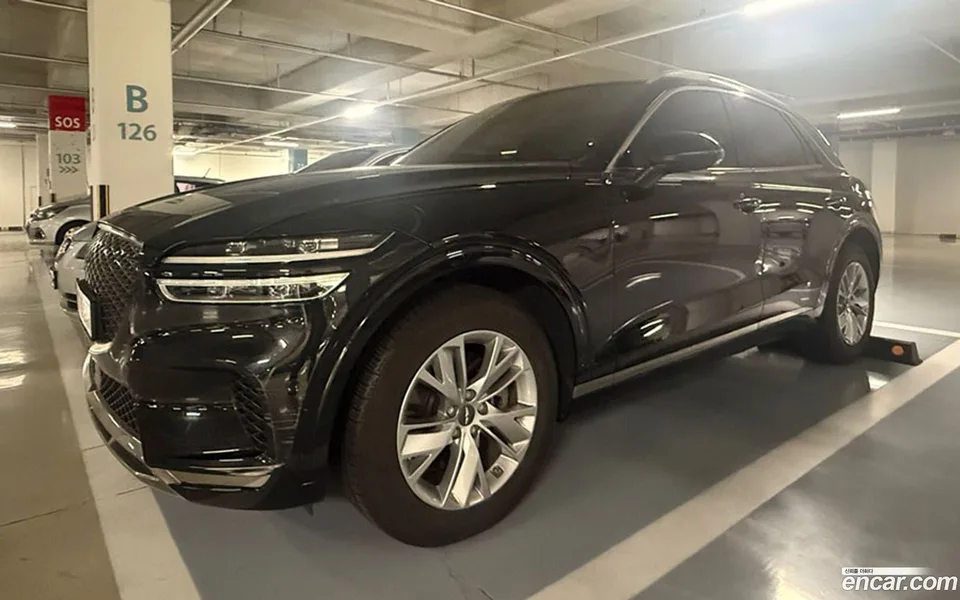 Genesis GV70 2.5T 2WD 2023 — photo 1, buy with delivery to Moscow