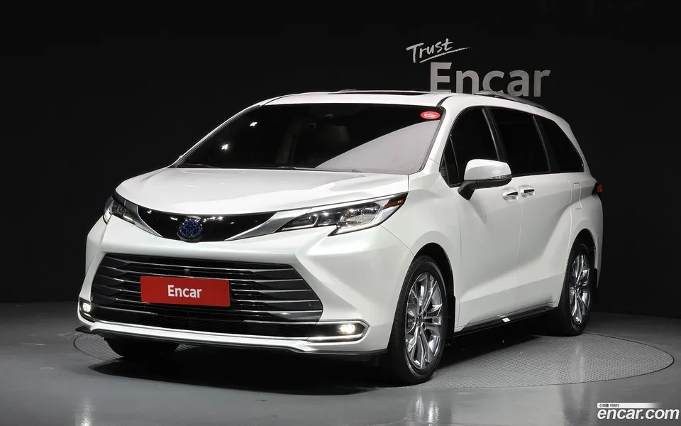 Toyota Sienna 2.5 2WD 2023 — photo 1, buy with delivery to Moscow