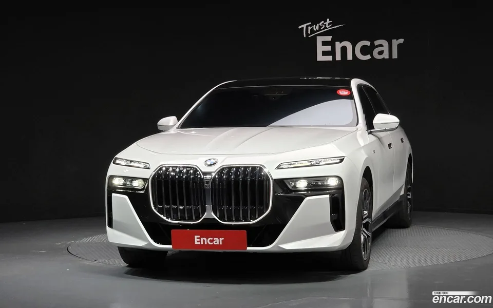 BMW 7 Series 740i sDrive M 2023 — thumbnail 3