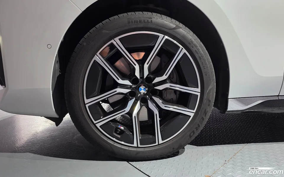 BMW 7 Series 740i sDrive M 2023 — thumbnail 4