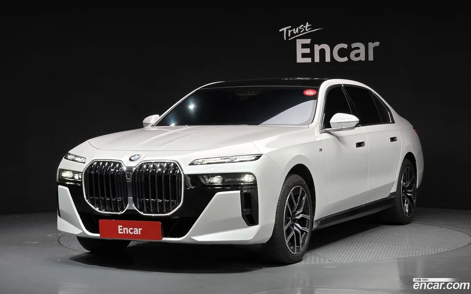 BMW 7 Series 740i sDrive M 2023 — photo 1, buy with delivery to Moscow