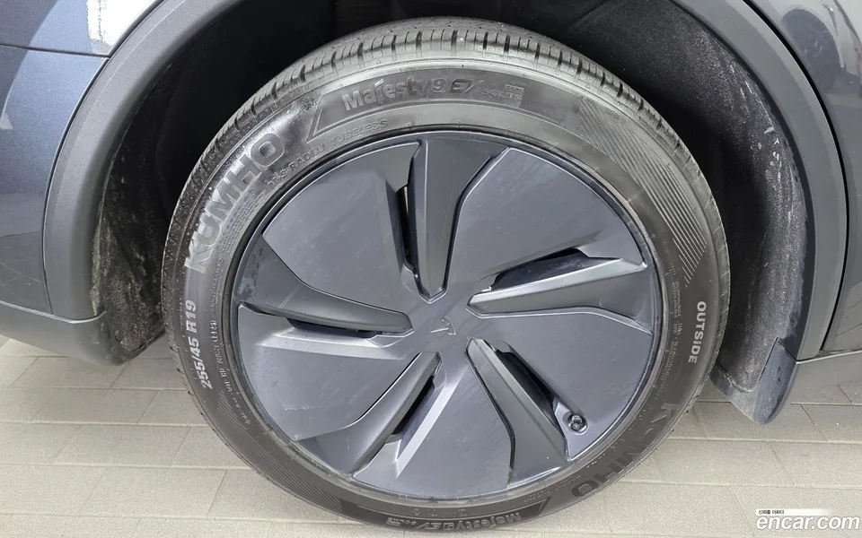 Tesla Model Y RWD 2025 — thumbnail 2