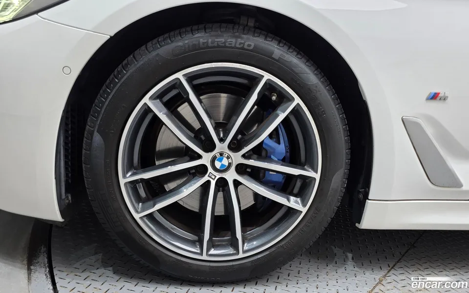 BMW 5 Series 520i M 2022 — thumbnail 2