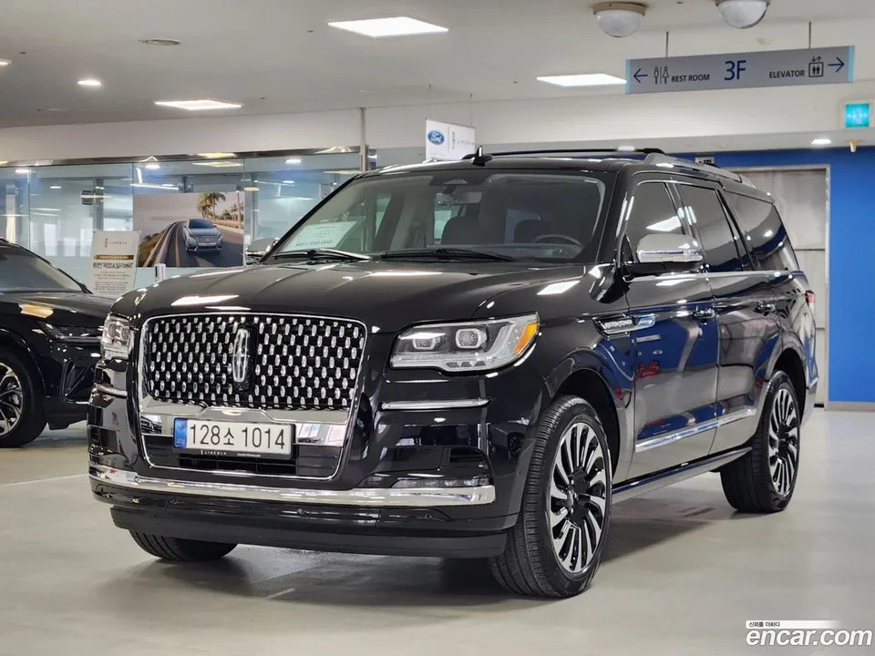 Lincoln Navigator 3.5L 2023 — photo 1, buy with delivery to Moscow