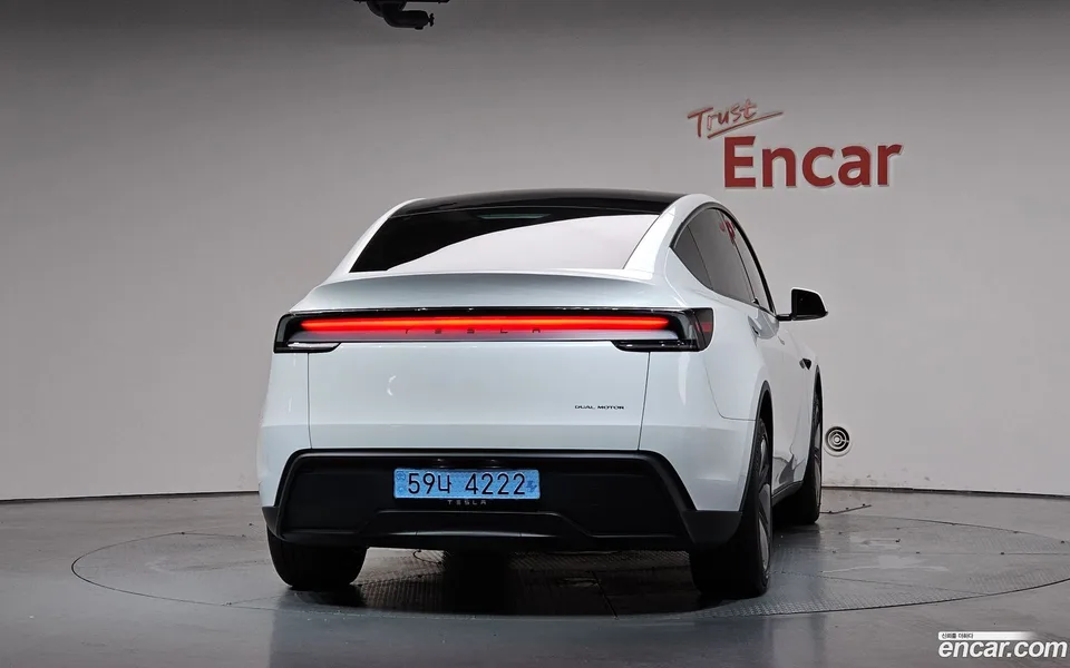 Tesla Model Y AWD 2025 — thumbnail 4