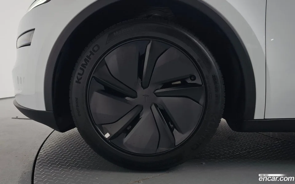 Tesla Model Y AWD 2025 — thumbnail 5
