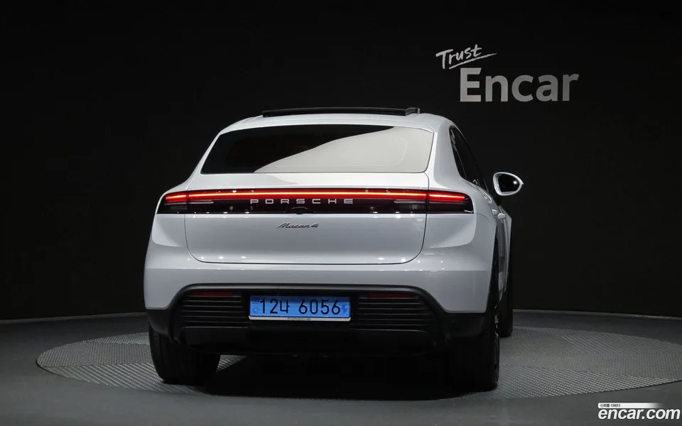 Porsche Macan Electric 4 2025 — thumbnail 4