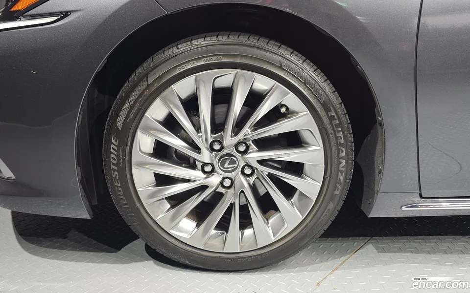 Lexus ES 300h 2025 — thumbnail 2