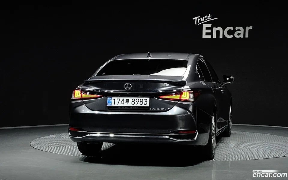 Lexus ES 300h 2025 — thumbnail 4