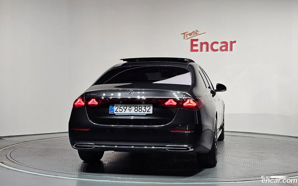 Mercedes-Benz E-Class E200 2025 — thumbnail 4