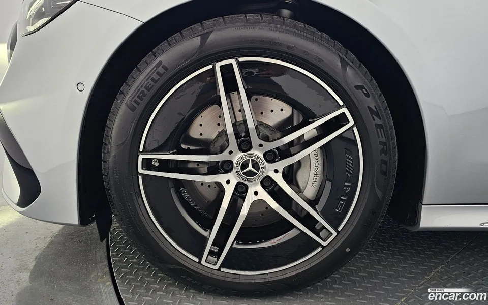 Mercedes-Benz E-Class E300 4MATIC AMG Line 2025 — thumbnail 2