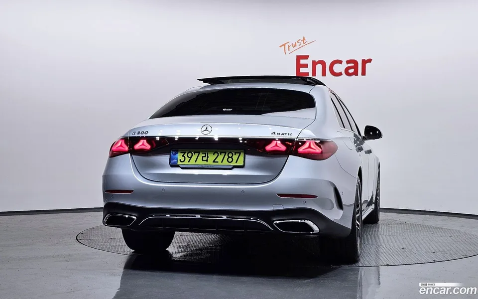 Mercedes-Benz E-Class E300 4MATIC AMG Line 2025 — thumbnail 4