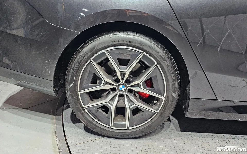 BMW 5 Series 520i 2025 — thumbnail 2