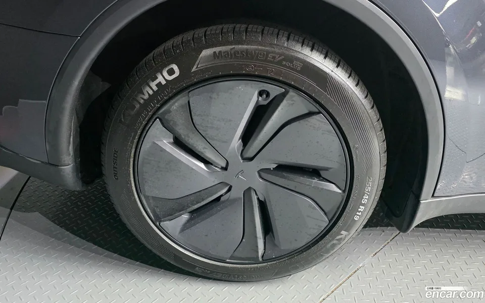 Tesla Model Y RWD 2025 — thumbnail 5