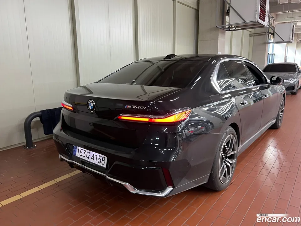 BMW 7 Series 740i sDrive M 2023 — thumbnail 3