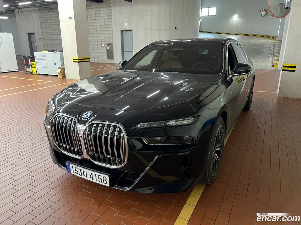 BMW 7 Series 740i sDrive M 2023 — photo 1, buy with delivery to Moscow