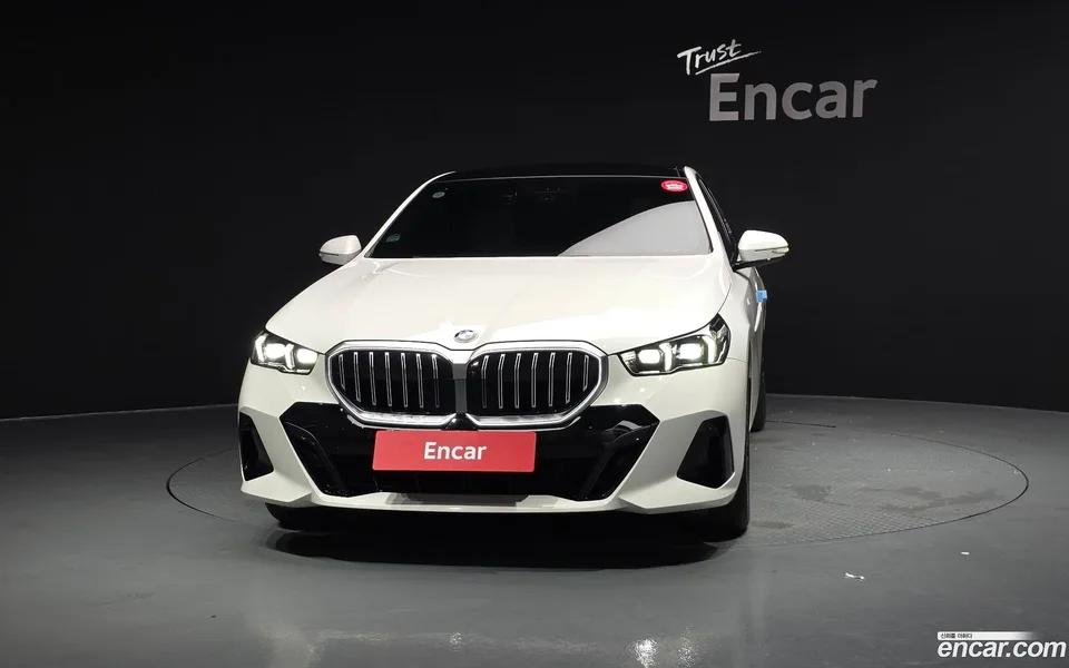BMW 5 Series 520i M 2025 — thumbnail 3